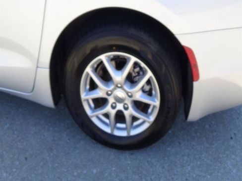 Certified 2024 Chrysler Pacifica Touring-L FWD image 9