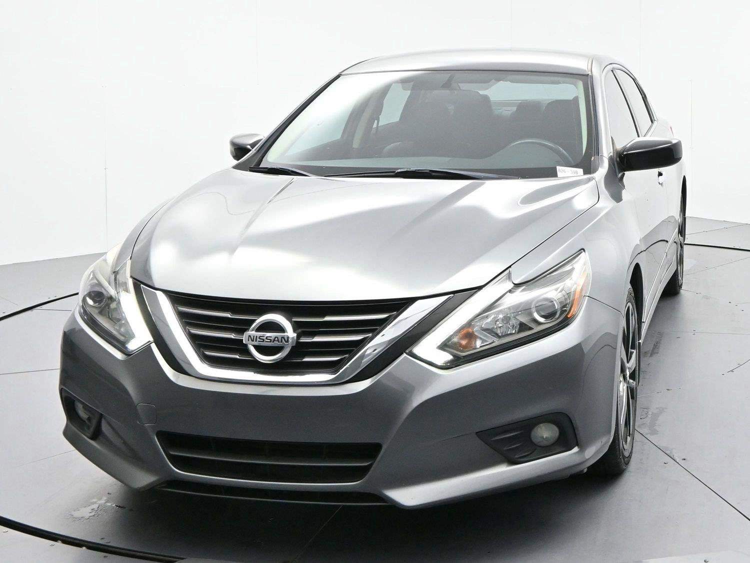 Used 2017 Nissan Altima 2.5 SR w/ Midnight Edition Package FWD image 2