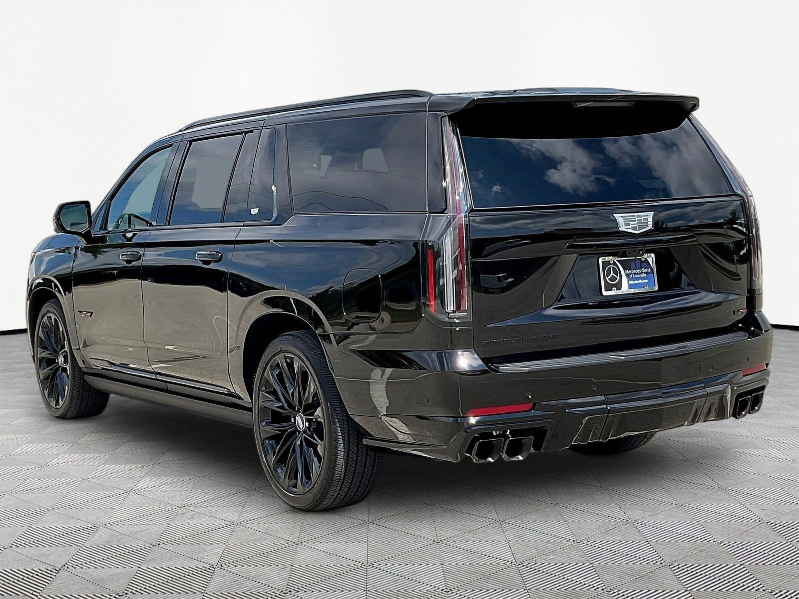 Used 2026 Cadillac Escalade ESV V w/ LPO, ONYX Package AWD/4WD image 4
