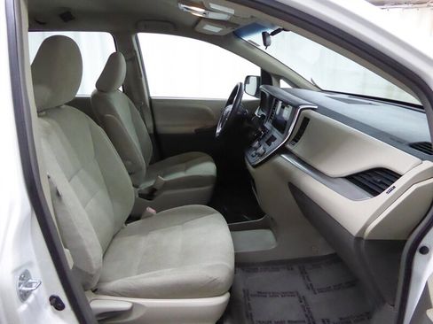 Used 2016 Toyota Sienna L image 22