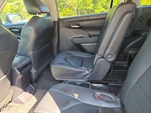 Used 2023 Toyota Highlander XLE FWD image 10