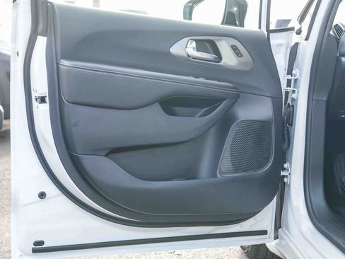 New 2026 Chrysler Pacifica Select image 21