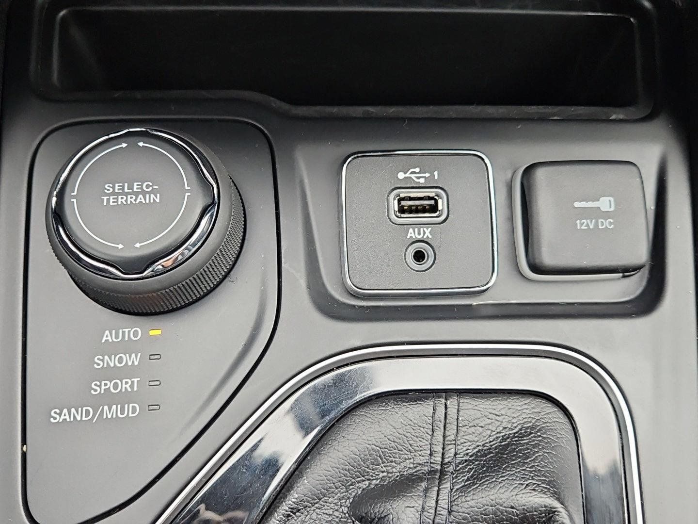 Used 2019 Jeep Cherokee Limited AWD/4WD image 24