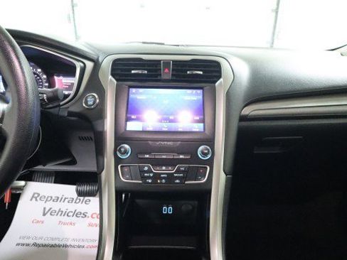 Used 2020 Ford Fusion SE FWD image 13