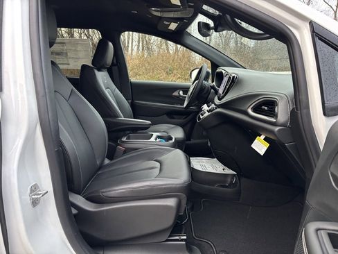 New 2026 Chrysler Pacifica Select image 32