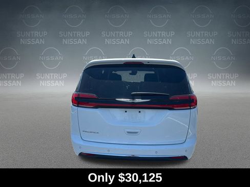 Used 2025 Chrysler Pacifica Select FWD image 4