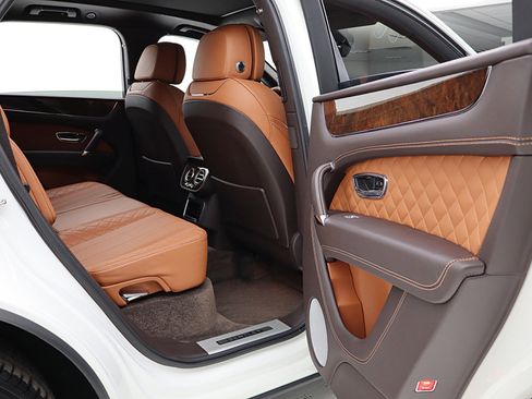 Used 2019 Bentley Bentayga image 43