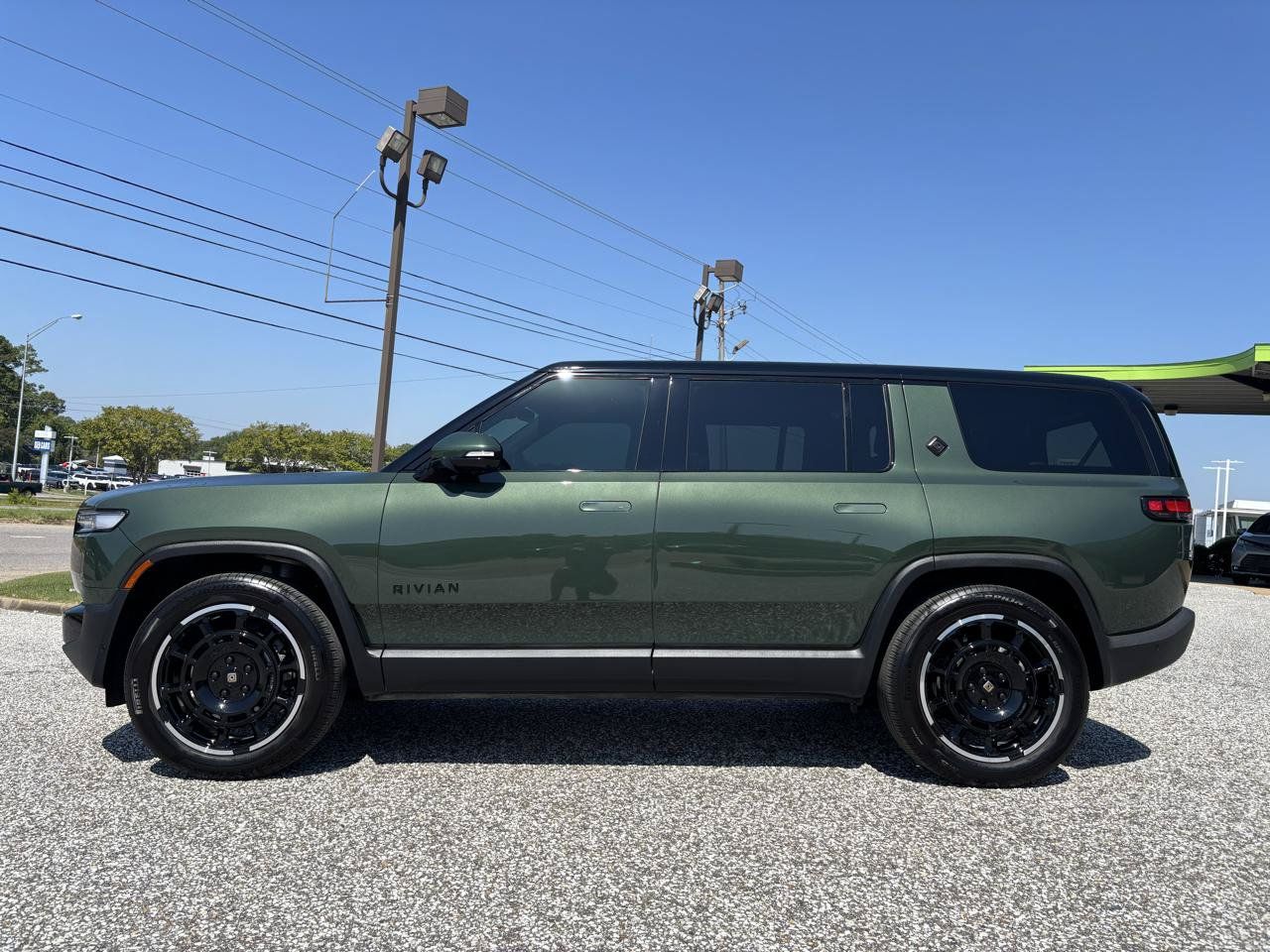 Used 2025 Rivian R1S Adventure Dual AWD/4WD image 3