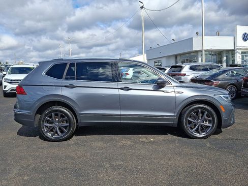 Certified 2022 Volkswagen Tiguan SE w/ Panoramic Sunroof Package image 8