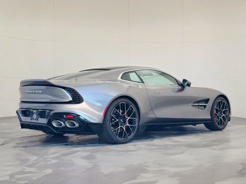 Used 2025 Aston Martin Vanquish image 3
