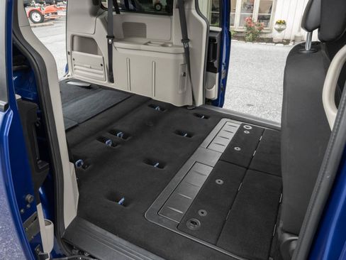Used 2018 Dodge Grand Caravan SE w/ UConnect Hands-Free Group FWD image 25