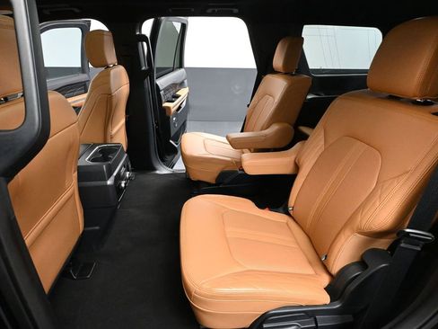 Used 2024 Ford Expedition Platinum image 41