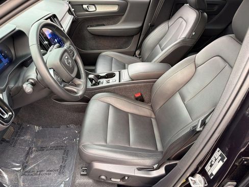 Used 2025 Volvo XC40 B5 Core AWD/4WD image 5