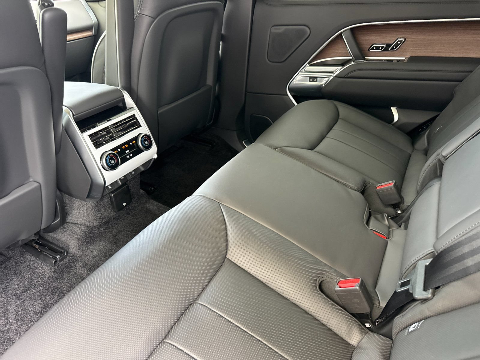 New 2026 Land Rover Range Rover Long Wheelbase SE AWD/4WD image 12