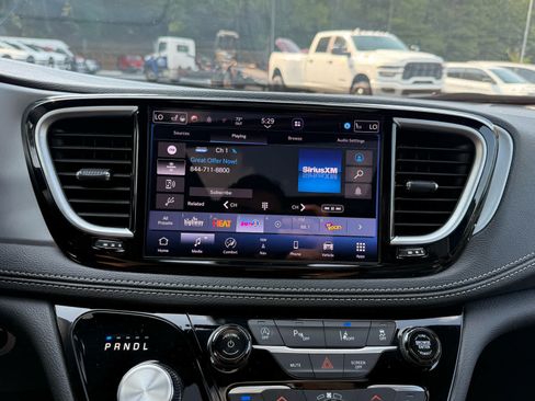 Used 2025 Chrysler Pacifica Limited FWD image 17