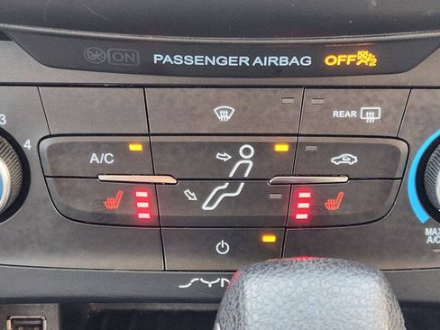 Used 2018 Ford Focus SE w/ Cold Weather Package FWD image 14