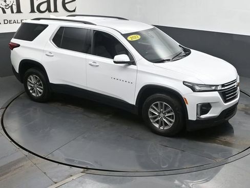 Used 2023 Chevrolet Traverse LT w/ Rear Camera Mirror Package image 39