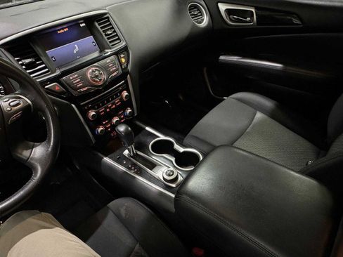 Used 2019 Nissan Pathfinder SV image 32
