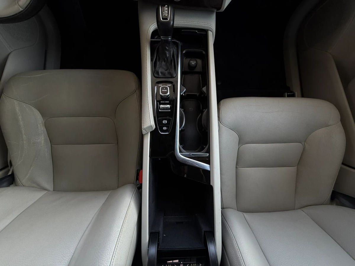 Used 2016 Volvo XC90 T6 Momentum w/ Momentum Plus Package AWD/4WD image 50