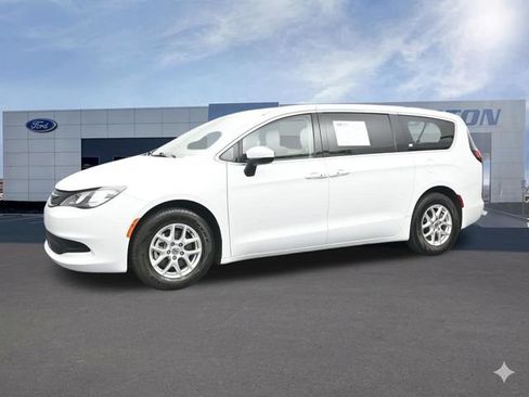 Used 2022 Chrysler Voyager LX FWD image 7