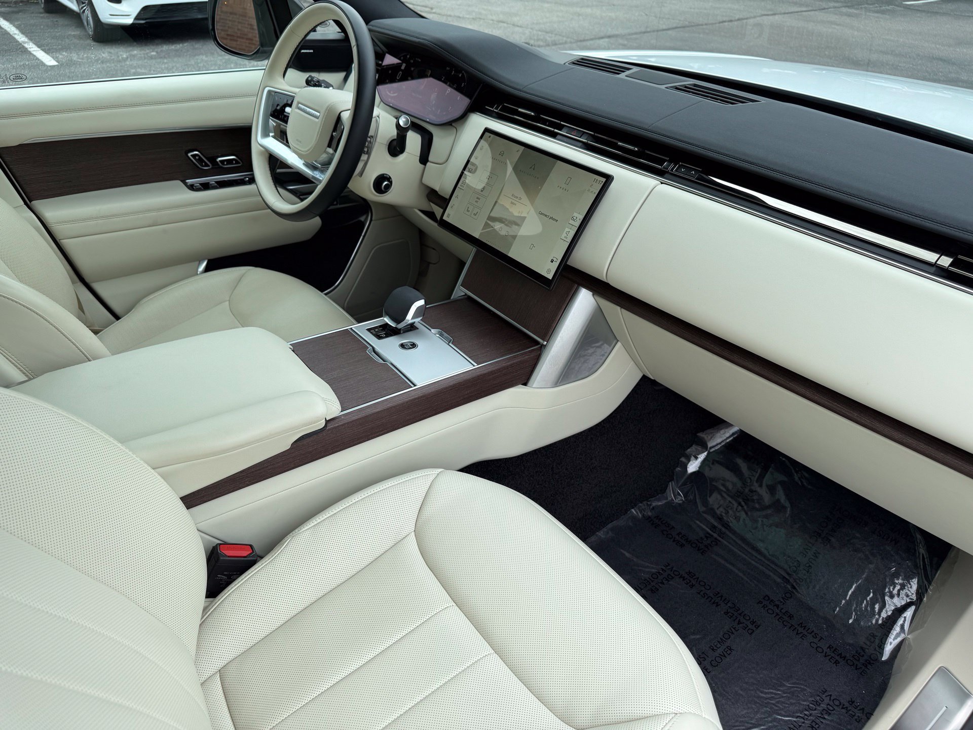 Certified 2025 Land Rover Range Rover SE AWD/4WD image 31