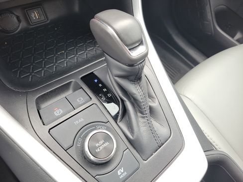 Used 2023 Toyota RAV4 SE image 37