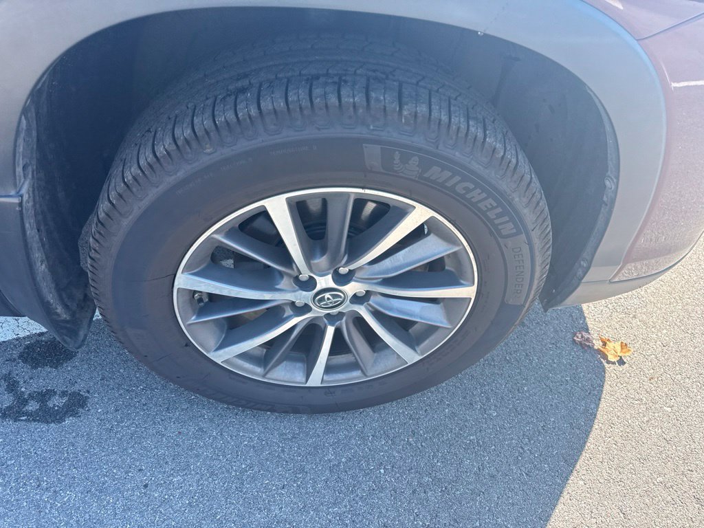 Used 2019 Toyota Highlander XLE AWD/4WD image 12