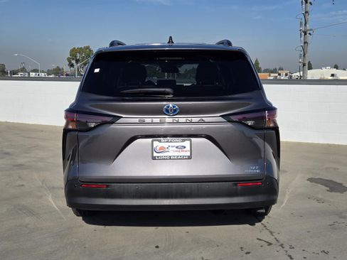 Used 2024 Toyota Sienna XLE image 5
