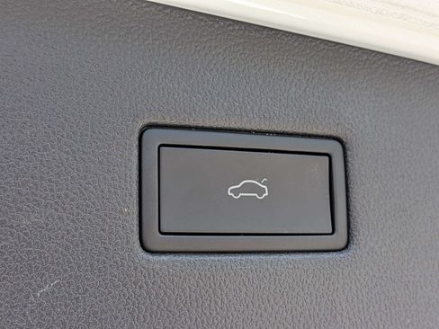 Used 2022 Volkswagen Tiguan SE w/ Panoramic Sunroof Package FWD image 11
