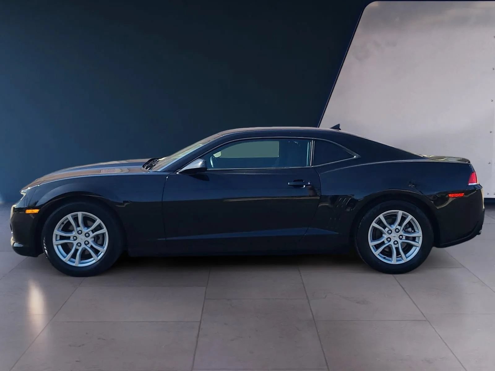Used 2015 Chevrolet Camaro LT RWD image 2