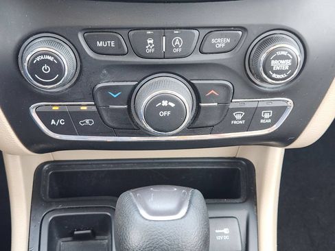 Used 2019 Jeep Cherokee Latitude w/ Popular Appearance Group FWD image 21