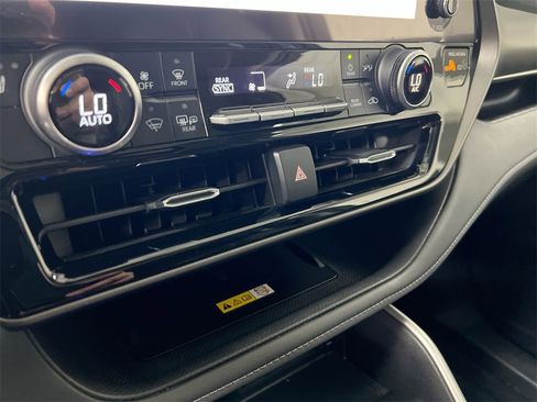 Used 2023 Toyota Highlander XLE image 15