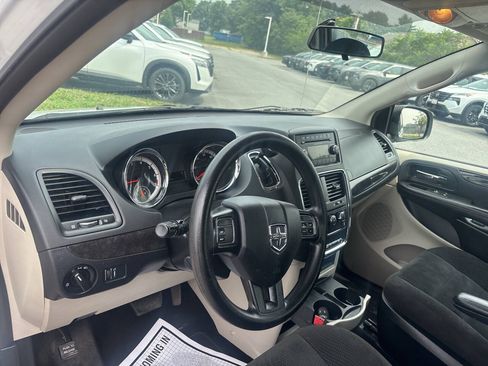 Used 2016 Dodge Grand Caravan American Value Package FWD image 12