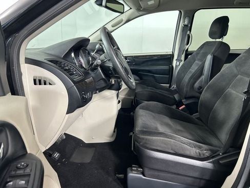 Used 2020 Dodge Grand Caravan SE FWD image 11