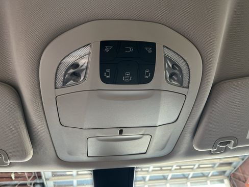 Used 2020 Chrysler Voyager Lxi FWD image 23