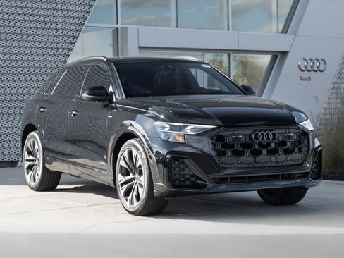 Certified 2025 Audi Q8 Prestige image 2