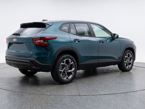 Used 2025 Chevrolet Trax LT w/ LT Convenience Package FWD image 9