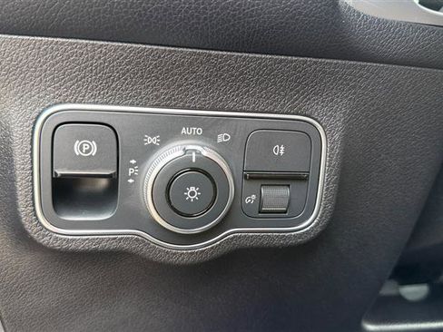 Used 2024 Mercedes-Benz GLB 250 image 38