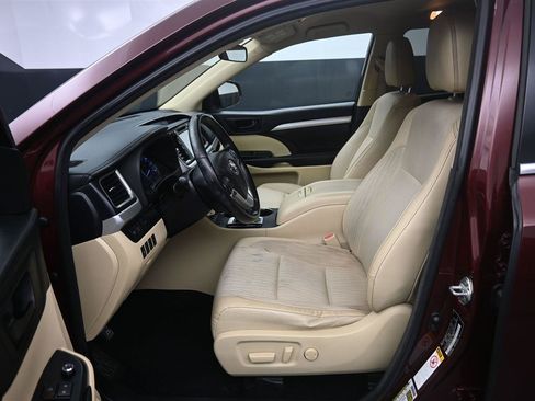 Used 2018 Toyota Highlander Plus w/ Carpet Mat Package (TMS) AWD/4WD image 11