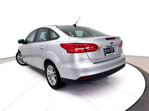 Used 2018 Ford Focus SE FWD image 2
