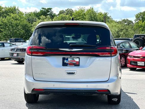 Used 2026 Chrysler Pacifica Select FWD image 14