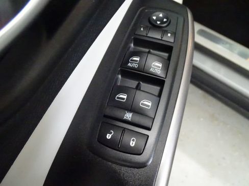 Used 2019 Jeep Cherokee Limited AWD/4WD image 10