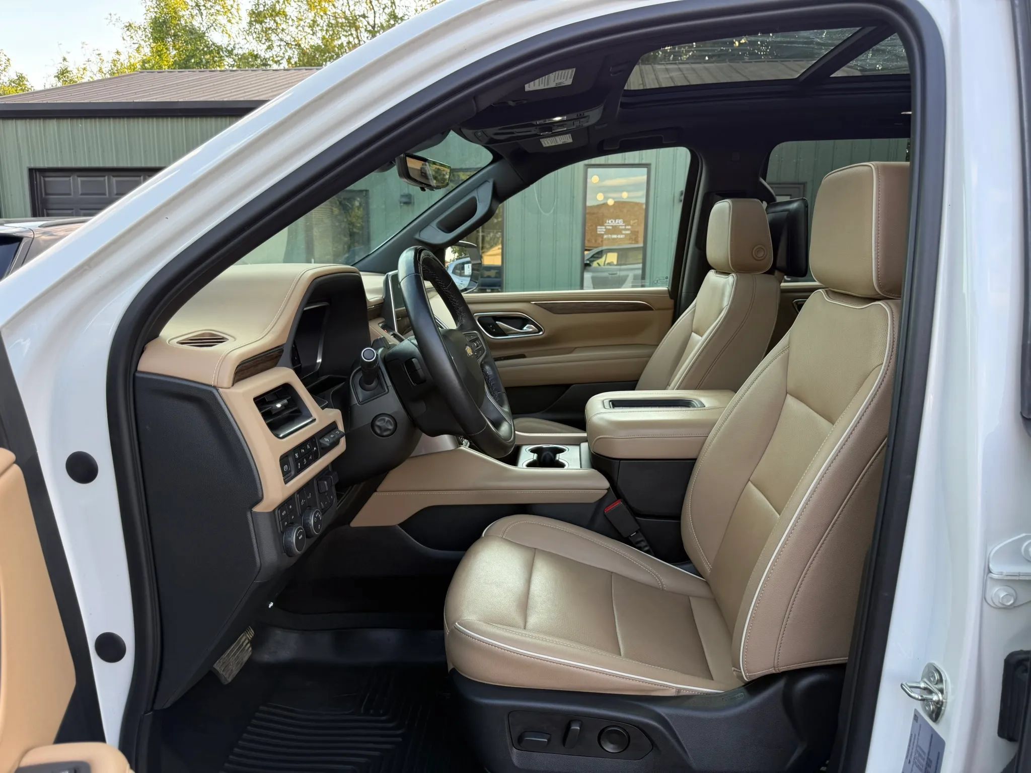 Used 2023 Chevrolet Suburban Premier w/ Advanced Technology Package AWD/4WD image 2