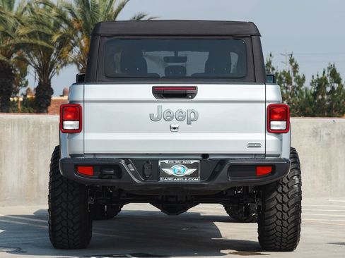 Used 2023 Jeep Gladiator Overland AWD/4WD image 3