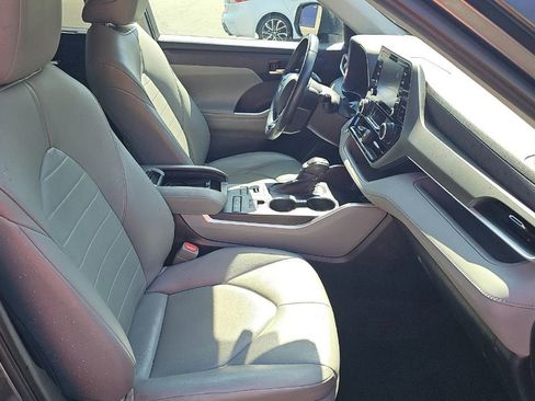 Used 2021 Toyota Highlander XLE AWD/4WD image 7