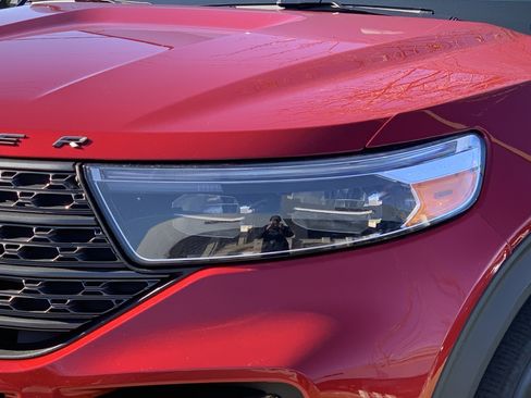 Used 2022 Ford Explorer XLT w/ Equipment Group 202A image 6