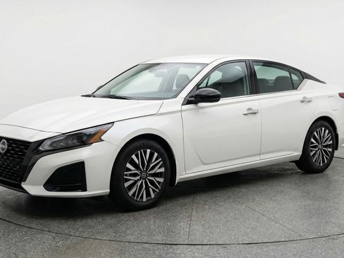 Used 2025 Nissan Altima 2.5 SV FWD image 3