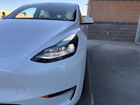 Used 2022 Tesla Model Y Performance image 9