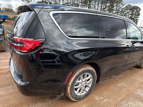 New 2026 Chrysler Pacifica Select FWD image 8