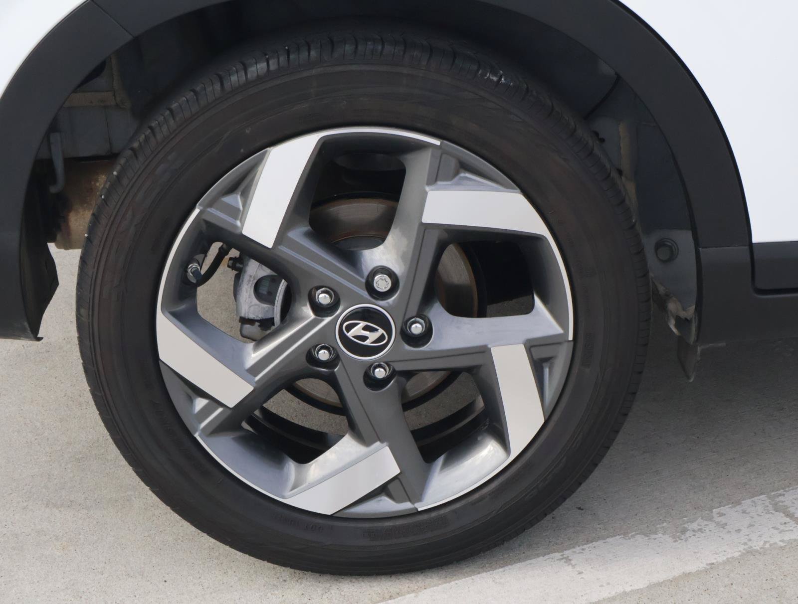 Used 2025 Hyundai Venue Limited FWD image 8